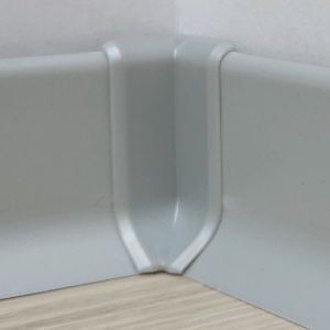 Roh k soklu vnútorný PVC Profil-EU striebrošedá, výška 40 mm, SKPVCVNIR4ST