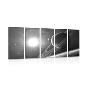 5-dielny obraz planéta vo vesmíre v čiernobielom prevedení