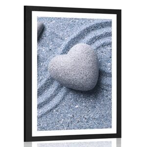 Plagát s paspartou srdce z kameňa na piesočnatom pozadí