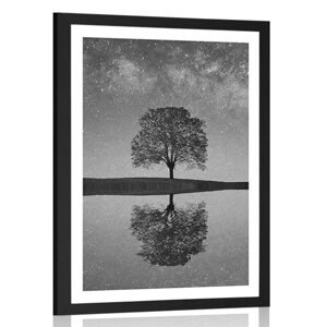 Plagát s paspartou hviezdna obloha nad osamelým stromom v čiernobielom prevedení