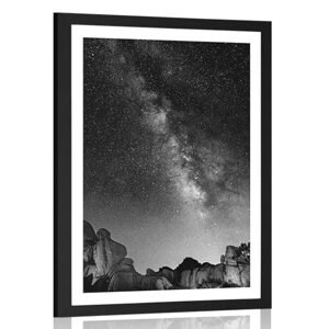 Plagát s paspartou hviezdna obloha nad skalami v čiernobielom prevedení