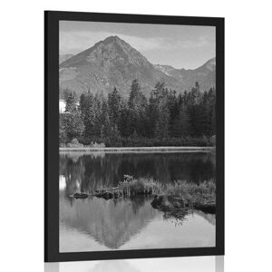 Plagát nádherná panoráma hôr pri jazere v čiernobielom prevedení