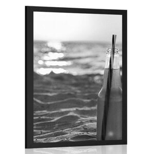 Plagát osviežujúci nápoj na pláži v čiernobielom prevedení