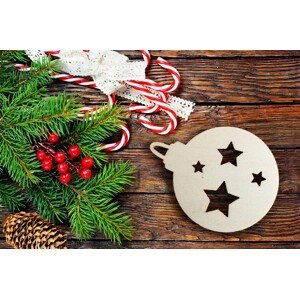Drevená vianočná guľa s hviezdičkami