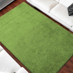 Jednofarebný koberec zelenej farby