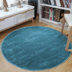 Okrúhly koberec modrej farby