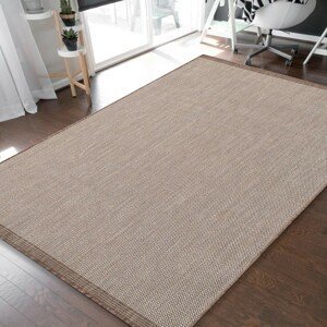 Jednoduchý a praktický hladký koberec hnedej farby