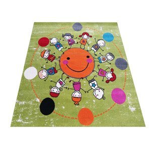 DomTextilu Moderný koberec v zelenej farbe do detskej izby s krásnym motívom slnka a detí 64150-240377