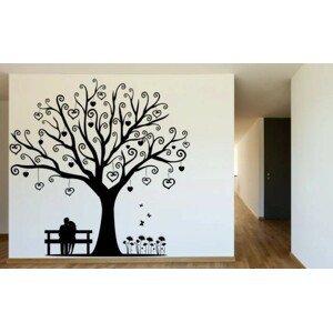 Nálepka na stenu do interiéru s motívom zaľúbeného páru pod stromom lásky