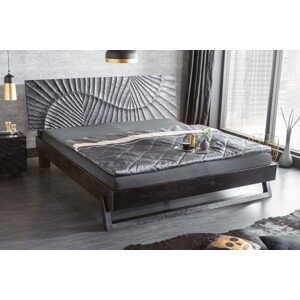 Estila Moderná luxusná masívna manželská posteľ Cumbria v čiernej farbe na matrac 180x200cm