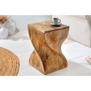 Estila Masívna stolička Twist so zatočeným dizajnom z mangového dreva v prírodnej hnedej farbe 45 cm