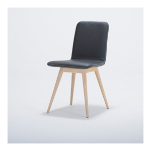Jedálenská stolička z masívneho dubového dreva s koženým čiernym sedadlom Gazzda Ena