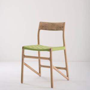 Jedálenská stolička z masívneho dubového dreva so zeleným sedadlom Gazzda Fawn