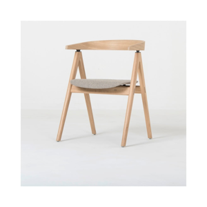 Jedálenská stolička z masívneho dubového dreva s čiernym sedadlom Gazzda Ava