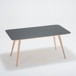 Jedálenský stôl z dubového dreva Gazzda Linn, 140 × 90 × 75 cm