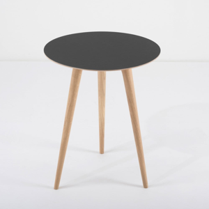 Príručný stolík z dubového dreva s čiernou doskou Gazzda Arp, ⌀ 45 cm
