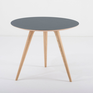 Príručný stolík z dubového dreva s modrou doskou Gazzda Arp, ⌀ 55 cm