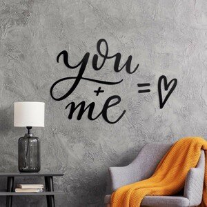 Krátky anglický nápis na stenu - You + Me, Čierna