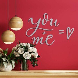 Krátky anglický nápis na stenu - You + Me, Strieborná