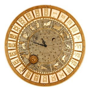 Dekor z Lesa, Drevené hodiny "Horoskop" - Prírodné drevo, 70 x 70 cm