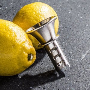 Odšťavovač na citrusy s lievikom