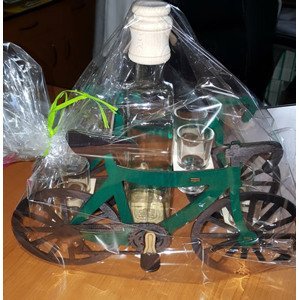 Štamperlíky a fľaša na drevenom stojane s motívom bicykla