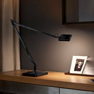 FLOS Kelvin – stolná lampa LED v čiernej
